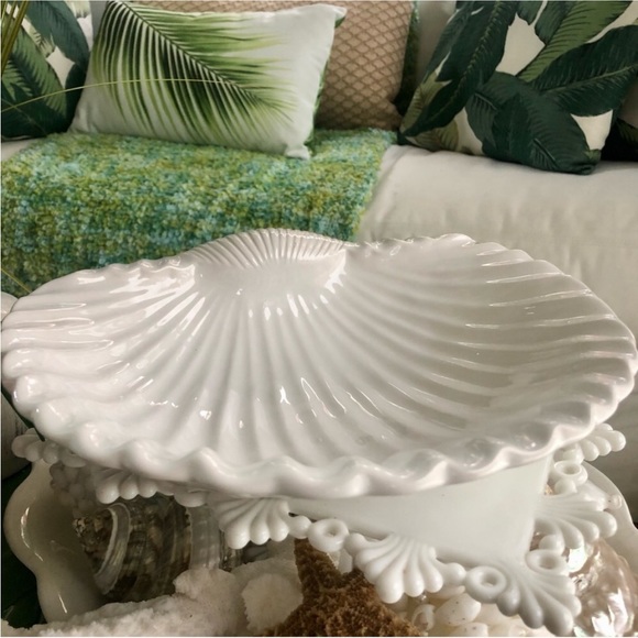 New! Deep Scallop Seashell Ceramic Bowl - Picture 4 of 6